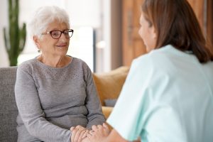 Nurse-talking-to-old-woman